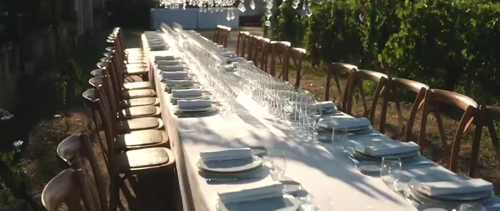 Longue table dressée entre les vignes