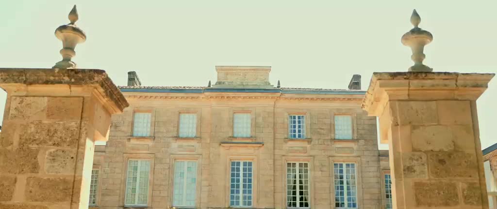 Façade d’un château entre deux piliers